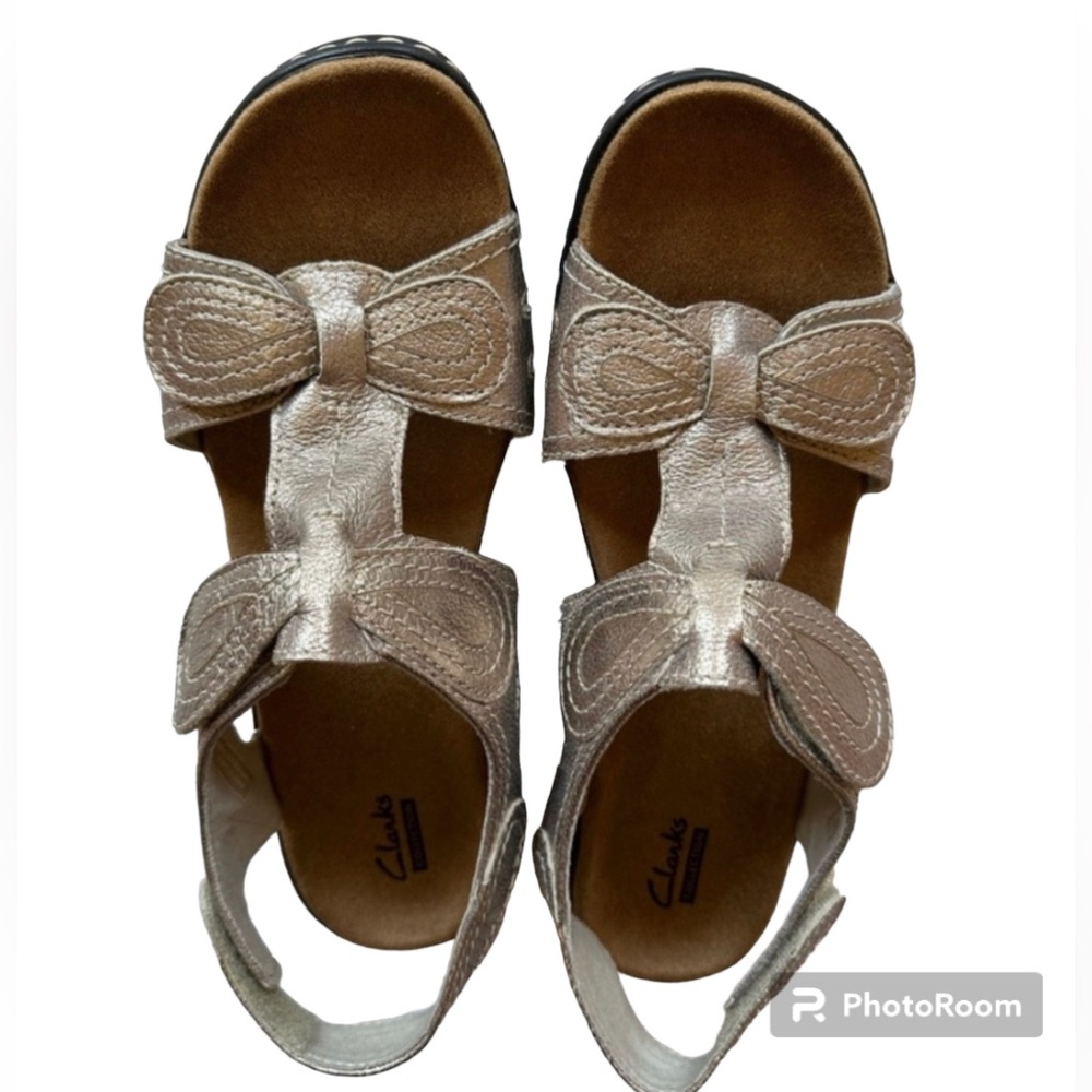 SANDALS Clarks Lexi Walnut 9M - Gold Metallic - Never worn